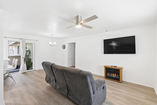 Detail Gallery Image 2 of 14 For 913 Amistad  Ct #D,  El Cajon,  CA 92019 - 2 Beds | 1 Baths