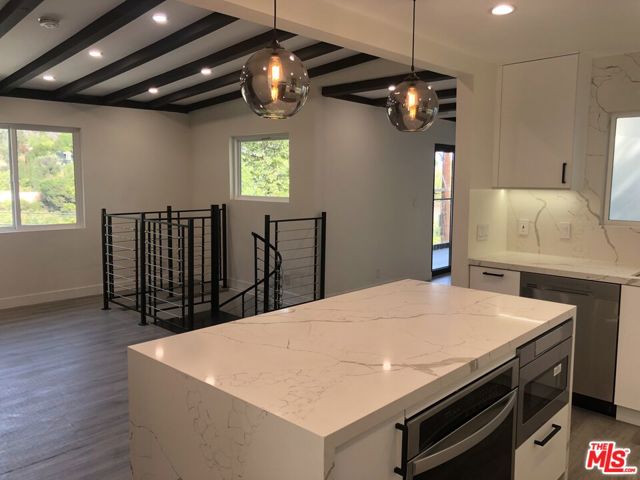 6900 Treasure Trail, Los Angeles CA: https://media.crmls.org/mediaz/334f62a8-2411-4c19-be50-af19de63c21f.jpg