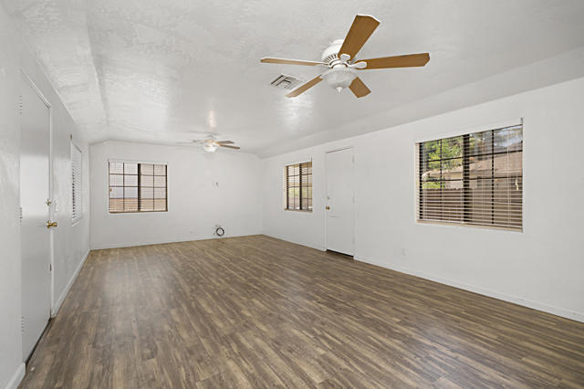 73345 Royal Palm Drive, Palm Desert CA: https://media.crmls.org/mediaz/334f8c8c-c16c-443a-8c31-e8f0abae845a.jpg