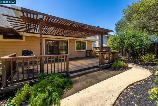 171 Mount Tam Ct, Martinez CA: https://media.crmls.org/mediaz/33500a3a-0582-4122-b2de-7d4b32854818.jpg