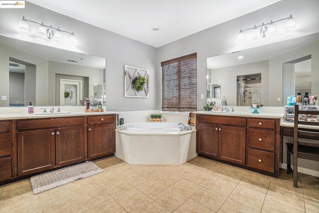 583 Sawgrass Way, Oakley CA: https://media.crmls.org/mediaz/33502d6d-e350-498e-8a29-56a242765367.jpg