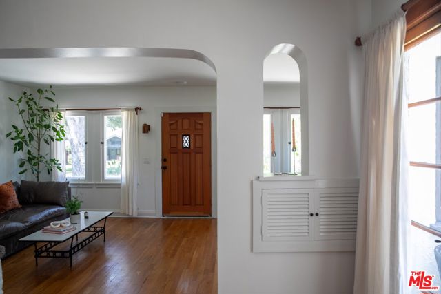 898 N Chester Avenue, Pasadena CA: https://media.crmls.org/mediaz/335079c8-6ff4-4b06-8df8-197b532b50c5.jpg
