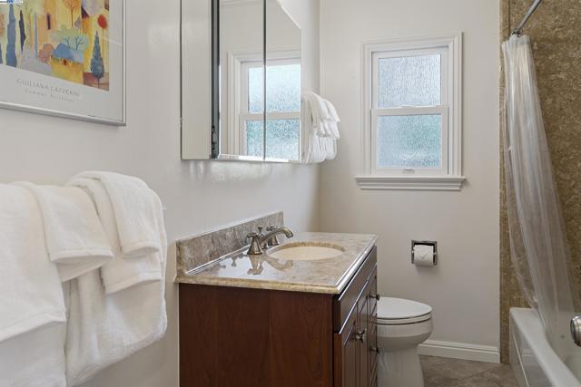 3252 Woodview Dr, Lafayette CA: https://media.crmls.org/mediaz/3352812f-ee95-45dc-97ab-18ed07b14066.jpg