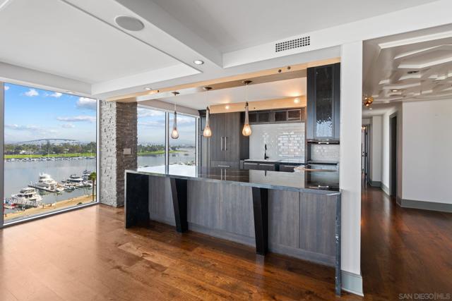 1710 Avenida Del Mundo, Coronado CA: https://media.crmls.org/mediaz/33528586-67a0-4542-a02c-b4ec3dbf207b.jpg