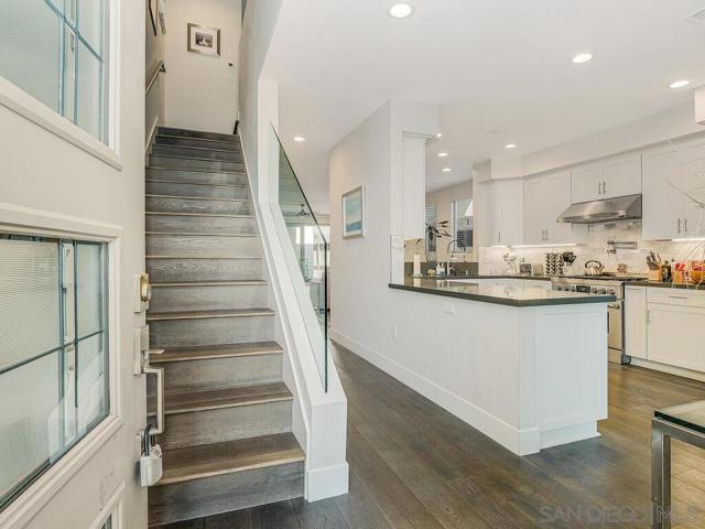 938 Opal St, San Diego CA: https://media.crmls.org/mediaz/335286cc-aec7-4ebe-a93a-7d8abe2b281f.jpg