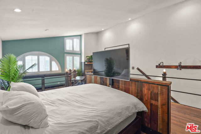 10926 Bluffside Drive, Studio City CA: https://media.crmls.org/mediaz/3353106d-9b41-4561-8631-33ca0e77969d.jpg