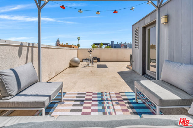 5633 Observation Lane, Los Angeles CA: https://media.crmls.org/mediaz/33532cb5-82d1-4b66-8c1f-fcf34708d74a.jpg