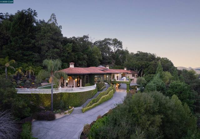 42 Tappan Ln, Orinda CA: https://media.crmls.org/mediaz/3353d309-6478-4f0b-8e83-7f853b251587.jpg