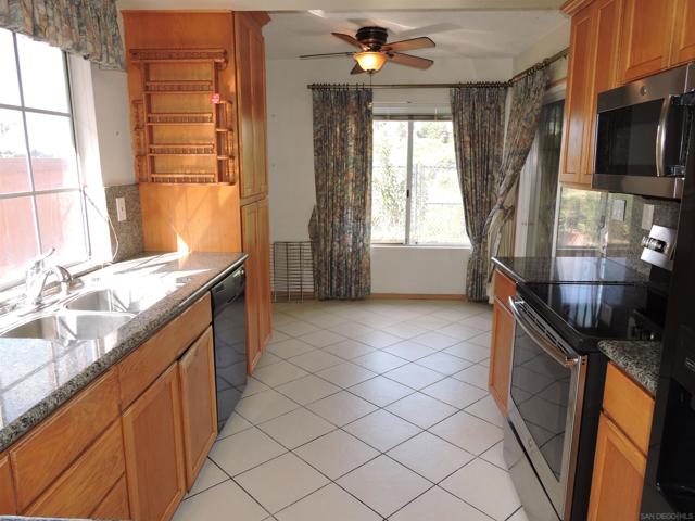 3164 W Fox Run Way, San Diego CA: https://media.crmls.org/mediaz/3353db74-279b-4a93-9396-c379faa398e6.jpg