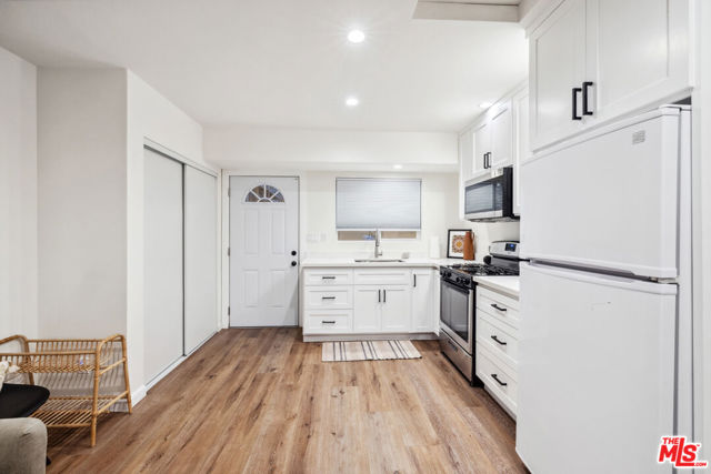821 S Cloverdale Avenue, Los Angeles CA: https://media.crmls.org/mediaz/3353f411-d2ac-43b3-a64f-a866d7374ca7.jpg