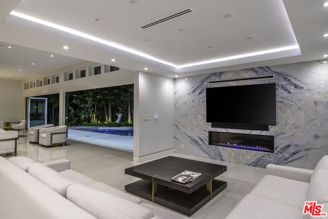 16601 Park Lane Circle, Los Angeles CA: https://media.crmls.org/mediaz/33543086-7078-4c12-abd8-d2a02567e8db.jpg
