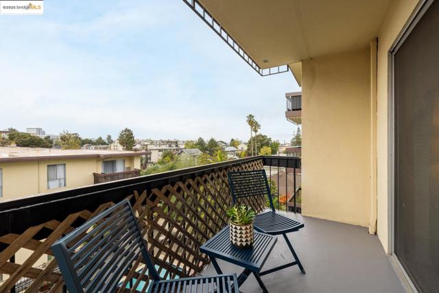 555 Jean St, Oakland CA: https://media.crmls.org/mediaz/33545b05-61c6-4460-b7aa-1f03bfe683bc.jpg