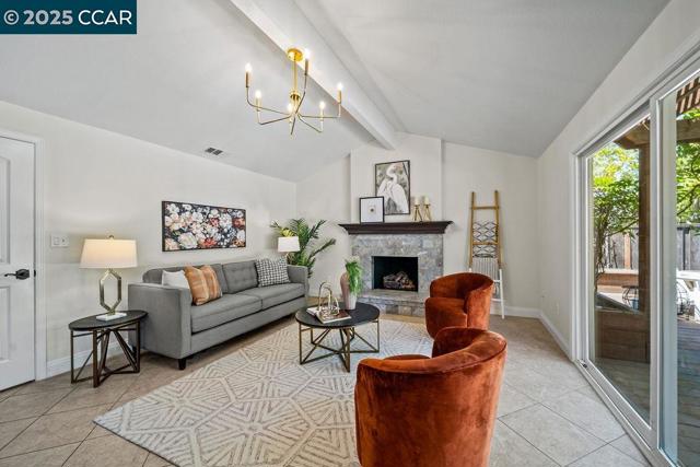 21 Mirango Ct, Clayton CA: https://media.crmls.org/mediaz/3354a59e-e68b-4328-add5-5180a79790f4.jpg