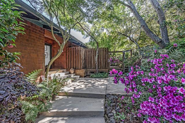 300 Cervantes Road, Portola Valley CA: https://media.crmls.org/mediaz/33551422-ae06-494c-8b41-ef111078a468.jpg