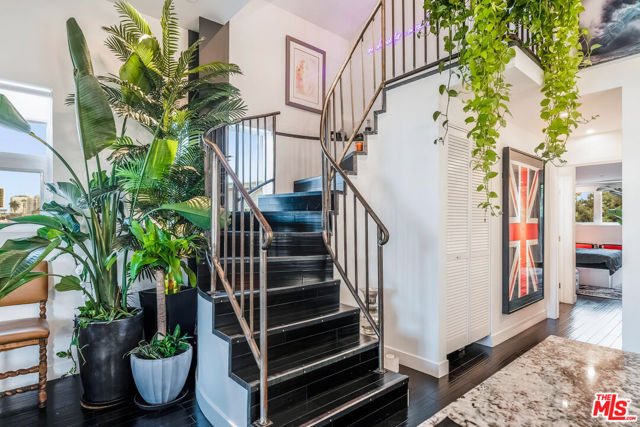 2515 Lincoln Boulevard, Venice CA: https://media.crmls.org/mediaz/33552e27-6c65-49b5-8fcc-f07d749cc585.jpg