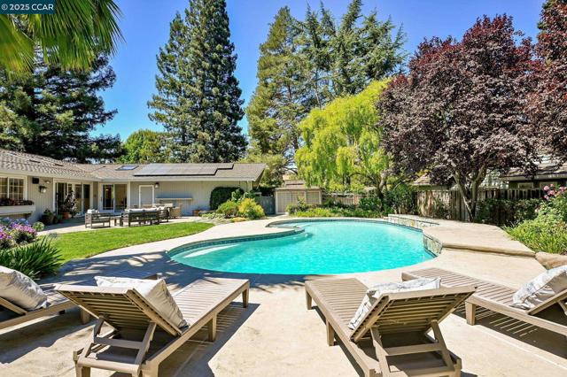 1023 White Gate Rd, Alamo CA: https://media.crmls.org/mediaz/33561a54-d3a2-427b-9956-8f30c65f2992.jpg