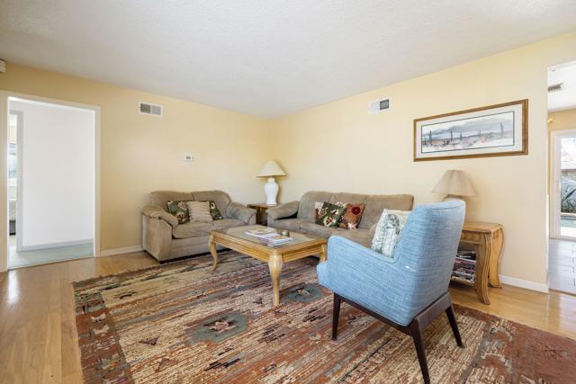 69895 Papaya Lane, Cathedral City CA: https://media.crmls.org/mediaz/335647ad-82a1-4b85-8298-0396cc2b81e0.jpg