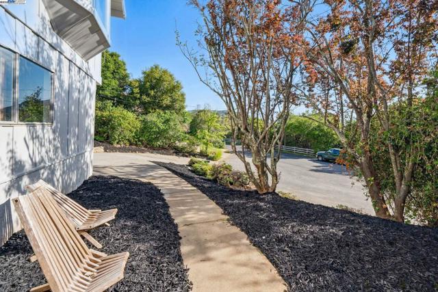 35 San Joaquin Pl, Novato CA: https://media.crmls.org/mediaz/3356810f-e456-4563-b7ba-fb91dec0794e.jpg