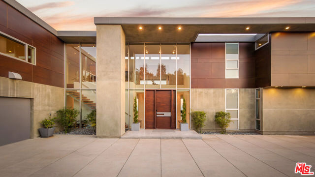 1290 Angelo Drive, Beverly Hills CA: https://media.crmls.org/mediaz/3357b7e4-a7bd-48f7-aa2d-acac1be0032e.jpg