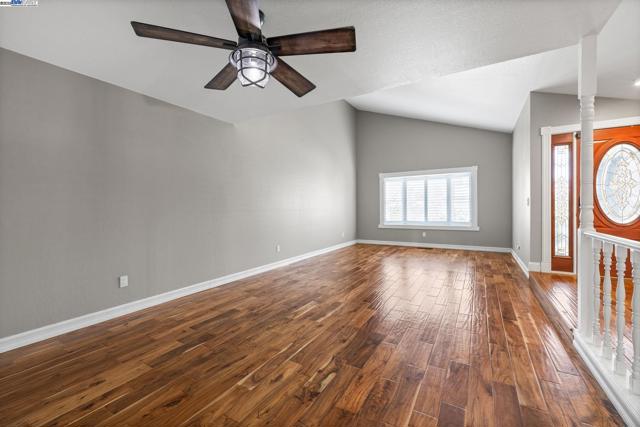 508 E Myrick Court, Clayton CA: https://media.crmls.org/mediaz/335882cb-85e8-4b91-8f44-f191da140a94.jpg