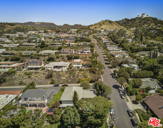 5136 Los Bonitos Way, Los Angeles CA: https://media.crmls.org/mediaz/3358e328-ca91-45a7-9599-f36c7457d9f8.jpg