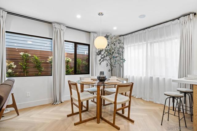 7372 Bishops Ln, La Jolla CA: https://media.crmls.org/mediaz/335a7f78-c298-4b56-a9d8-a961c8a76c68.jpg