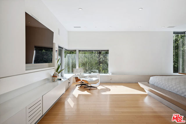 16145 High Valley Place, Encino CA: https://media.crmls.org/mediaz/335a9121-f3b4-4160-b351-d235ecaa040a.jpg