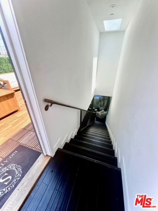 2513 Lincoln Boulevard, Venice CA: https://media.crmls.org/mediaz/335bc0e4-d2e4-447d-b537-b2396a058c19.jpg