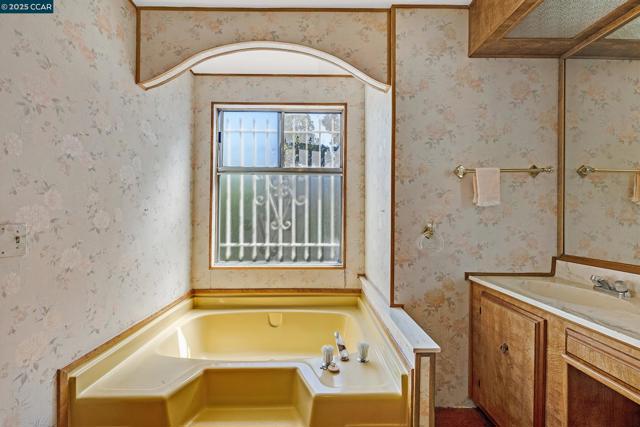 1474 Wakefield Dr, Hayward CA: https://media.crmls.org/mediaz/335cabef-5b7d-4373-9f6d-bf14e3b6975e.jpg