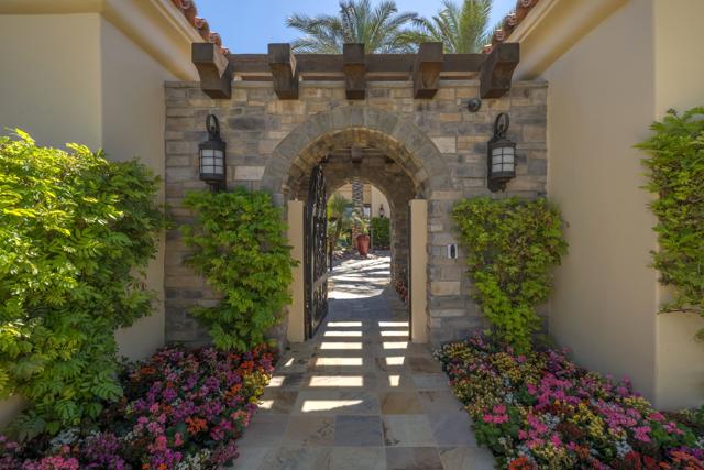 80675 Via Portofino, La Quinta CA: https://media.crmls.org/mediaz/335cac65-6a5a-4745-9c66-eb10ca75ff5d.jpg