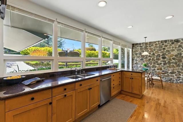 3795 Ralston Avenue, Hillsborough CA: https://media.crmls.org/mediaz/335cb77f-300e-4afe-9999-ccfae8aa1465.jpg