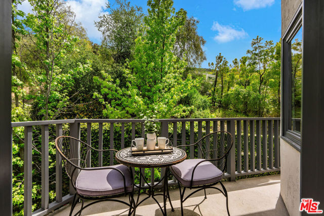 204 Bell Canyon Road, Bell Canyon CA: https://media.crmls.org/mediaz/335d7c5d-5f05-4362-bb0f-c038d0e903a9.jpg