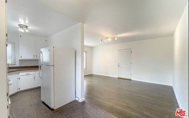 524 E Hazel Street, Inglewood CA: https://media.crmls.org/mediaz/335d90e3-afa5-459f-92cb-338146b99a23.jpg