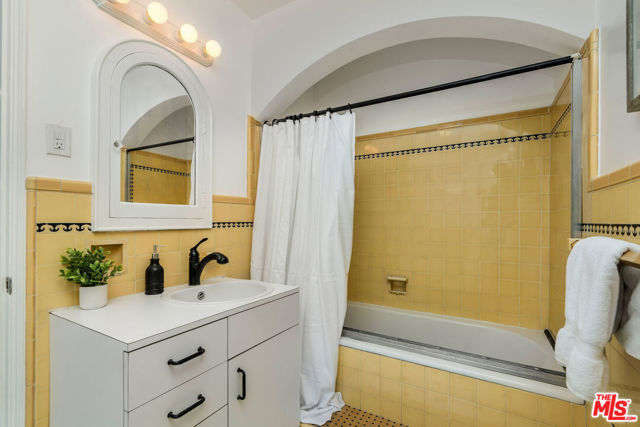 119 S Highland Avenue, Los Angeles CA: https://media.crmls.org/mediaz/335dcd17-e0f6-4434-9e25-4fd6b52777ad.jpg