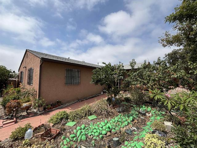 872 74 Duval St, San Diego CA: https://media.crmls.org/mediaz/335f157f-c941-42ca-9950-c6fe95d05d3d.jpg