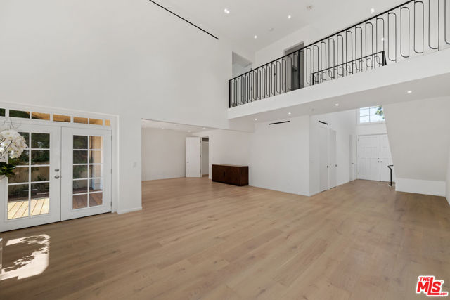 12330 Ridge Circle, Los Angeles CA: https://media.crmls.org/mediaz/335fb4d1-02b8-4ad6-b89c-9cb026886eaa.jpg