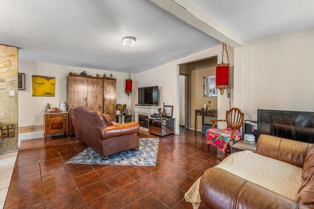 875 Boundary St, San Diego CA: https://media.crmls.org/mediaz/335fb70d-361a-42f6-a768-99f6dc4b4522.jpg