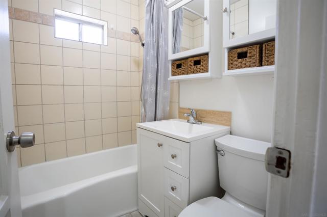 12643 Castle Court Dr, Lakeside CA: https://media.crmls.org/mediaz/33602404-379a-4ae9-98d2-88a65a1e06ab.jpg