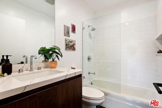 17237 Quesan Place, Encino CA: https://media.crmls.org/mediaz/336030a8-2711-421a-8a0d-5217b845d173.jpg
