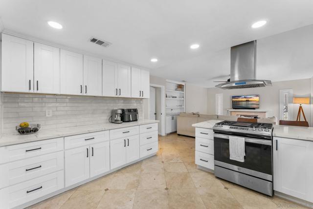 925 Moody Dr, Escondido CA: https://media.crmls.org/mediaz/3360538b-83c7-4d20-b378-2bfac3e606c2.jpg