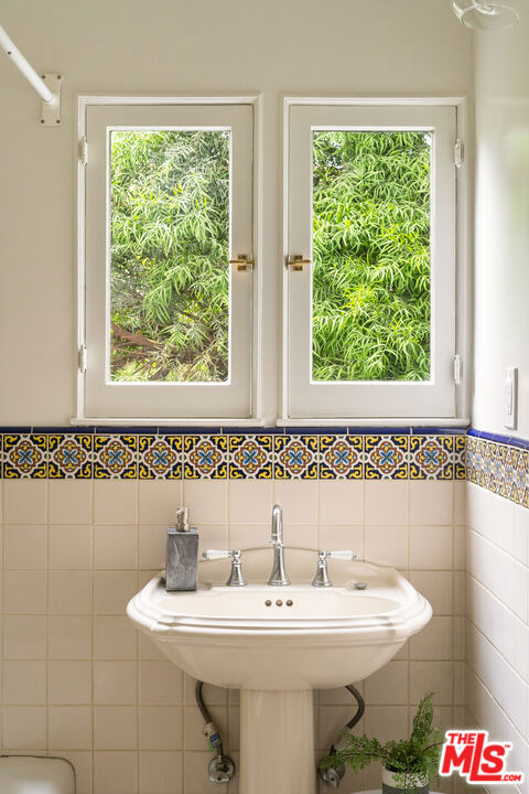 3716 Effingham Place, Los Angeles CA: https://media.crmls.org/mediaz/33605fa4-8d4c-48b7-a553-2160fd2b7ce6.jpg