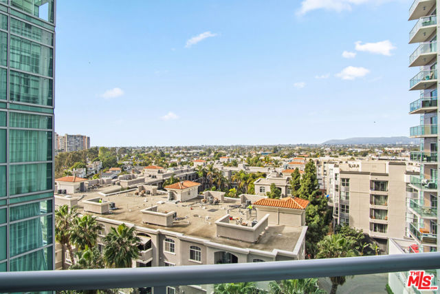 13700 Marina Pointe Drive, Marina del Rey CA: https://media.crmls.org/mediaz/3361161f-90ee-4d73-973a-20f430c3bf5d.jpg