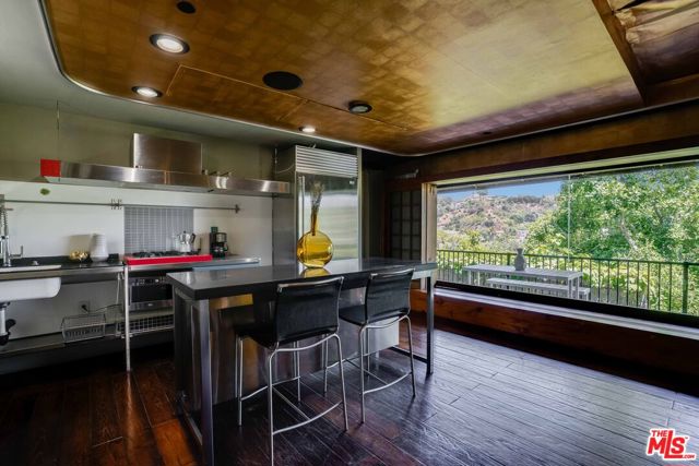 2528 Dearborn Drive, Los Angeles CA: https://media.crmls.org/mediaz/3361443c-36bf-4ca3-9e18-e1570812cf7d.jpg