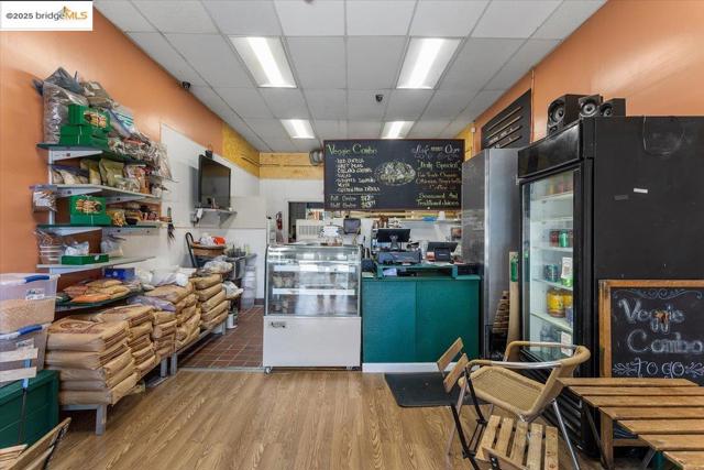 498 25th Street, Oakland CA: https://media.crmls.org/mediaz/3361910d-c853-484f-a030-e69a7a0fc3d6.jpg