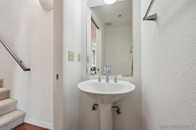 1268 Essex St, San Diego CA: https://media.crmls.org/mediaz/33668205-6307-49c5-ab41-25798f72203d.jpg