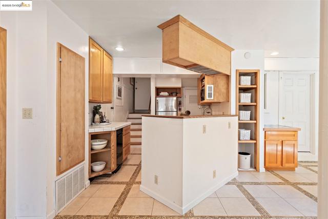 2871 Stephen Dr, Richmond CA: https://media.crmls.org/mediaz/3366f95b-e405-48af-b249-89c36625ed5f.jpg