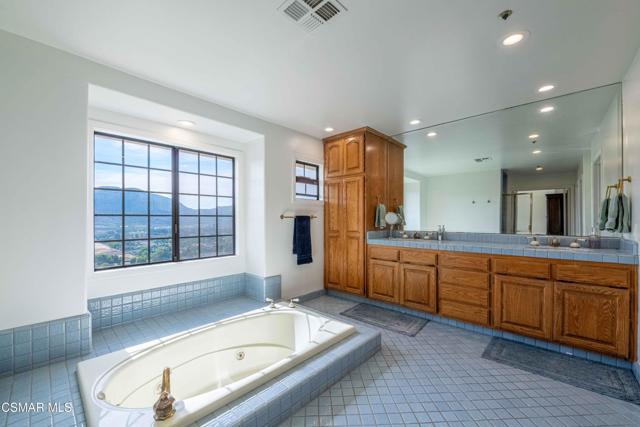 11300 Highridge Court, Camarillo CA: https://media.crmls.org/mediaz/3367b7db-a602-4eef-8b64-e04b22d4a5d1.jpg