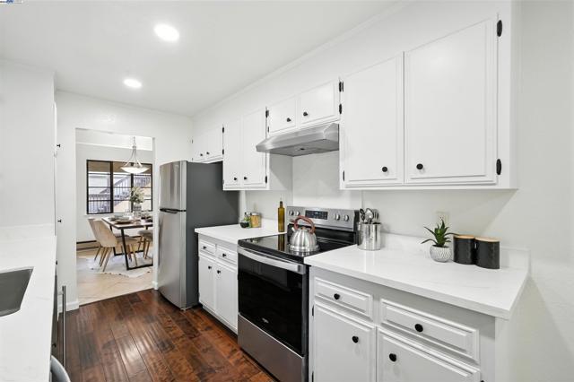 1116 Brewster Ave, Redwood City CA: https://media.crmls.org/mediaz/33681281-c7f0-49e1-97a2-6f2518522c2a.jpg
