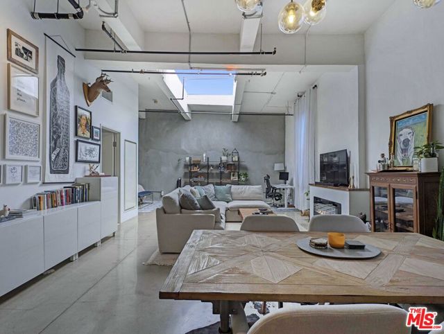 738 S Los Angeles Street, Los Angeles CA: https://media.crmls.org/mediaz/3368dbc1-4731-4426-9e77-884e5667dc46.jpg