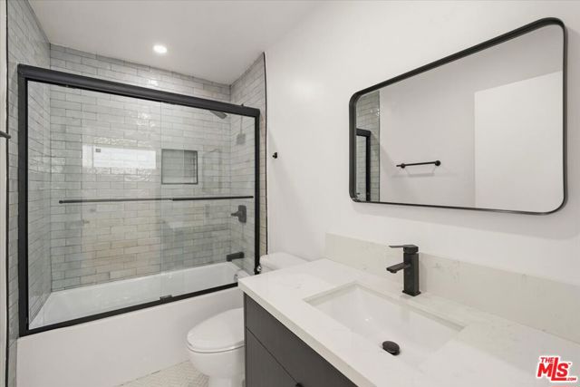 910 N Hudson Avenue, Los Angeles CA: https://media.crmls.org/mediaz/33691fa5-f33d-4b78-aa7a-64caabdc26e5.jpg